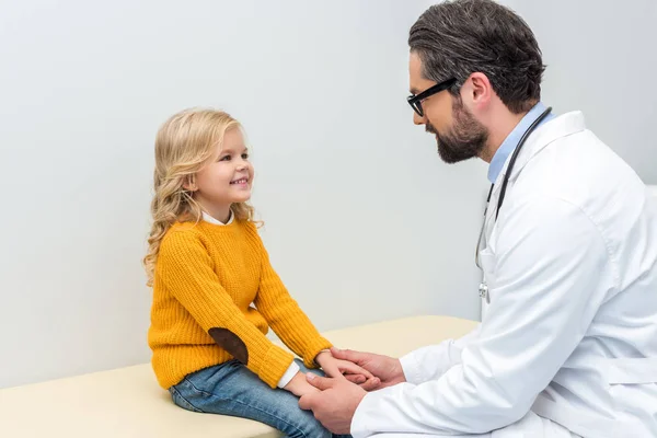Pediatra che si tiene per mano della bambina — Foto stock