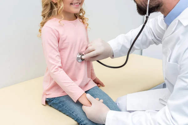 Pediatra ascoltare il respiro della bambina — Foto stock