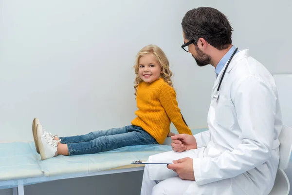 Menina visitando pediatra — Fotografia de Stock