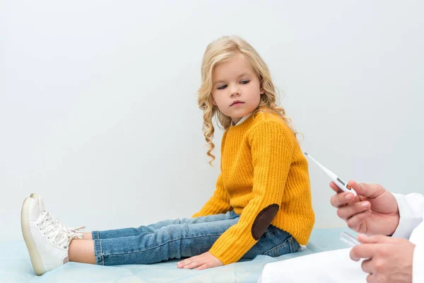 Kinderarzt bereitet sich auf Temperaturmessung vor — Stockfoto