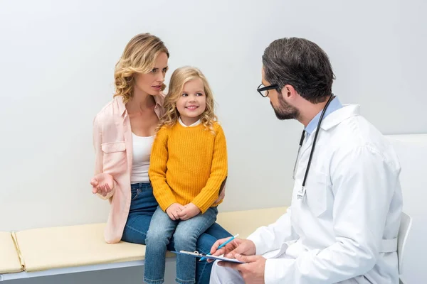 Madre e figlia dal pediatra — Foto stock