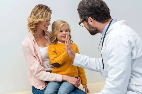 Pédiatre donnant haute cinq à fille — Photo de stock