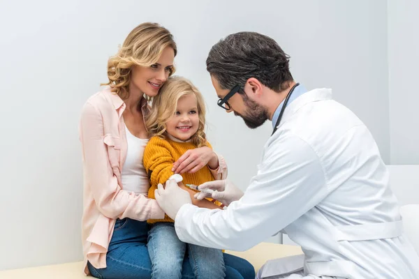 Pediatra haciendo inyección para niña - foto de stock