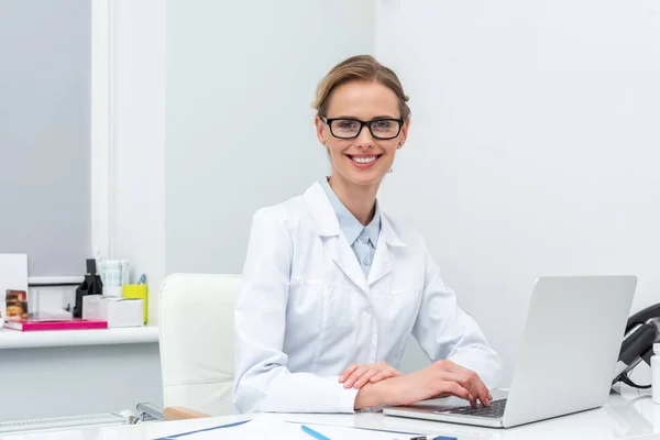 Médico femenino usando computadora portátil - foto de stock
