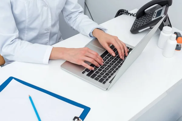 Médico femenino usando computadora portátil - foto de stock