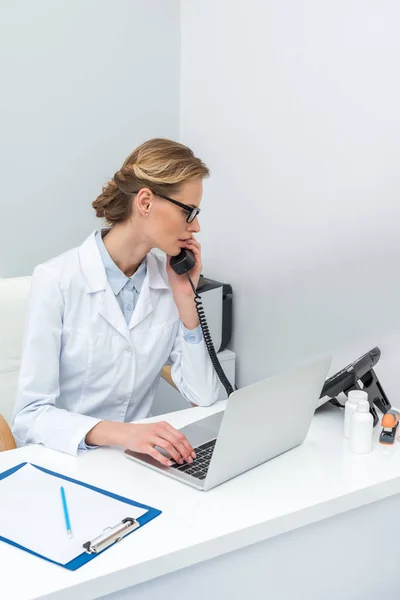 Doctor talking by phone — Stock Photo
