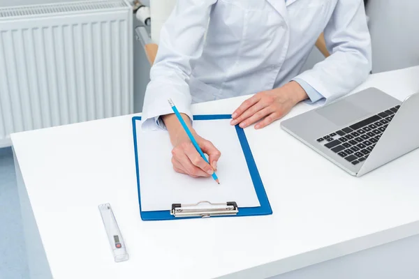 Escritura en portapapeles - foto de stock