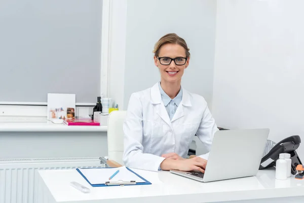 Médico femenino usando computadora portátil - foto de stock