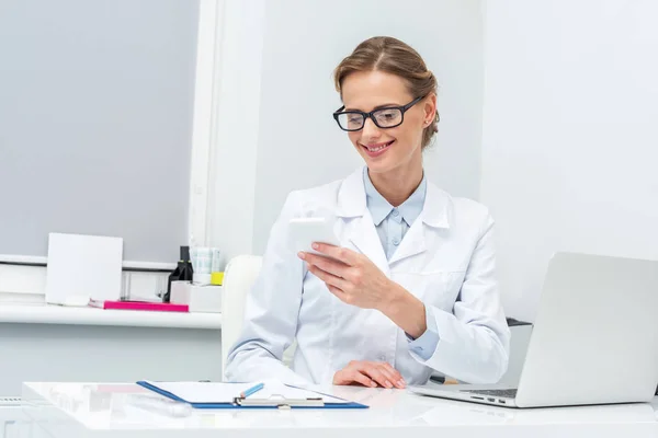 Médico feminino usando Smartphone — Fotografia de Stock