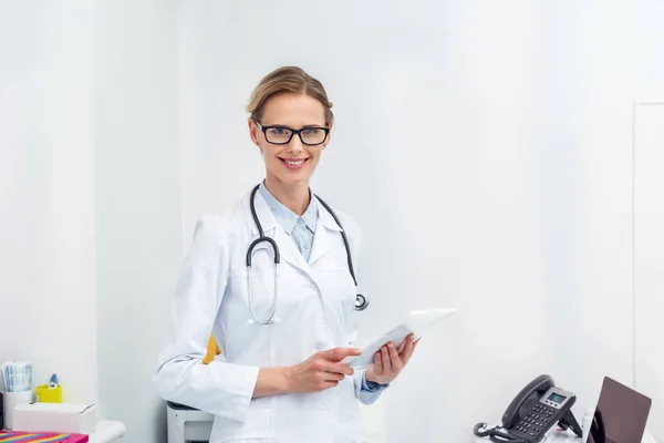 Médico femenino usando tableta digital - foto de stock