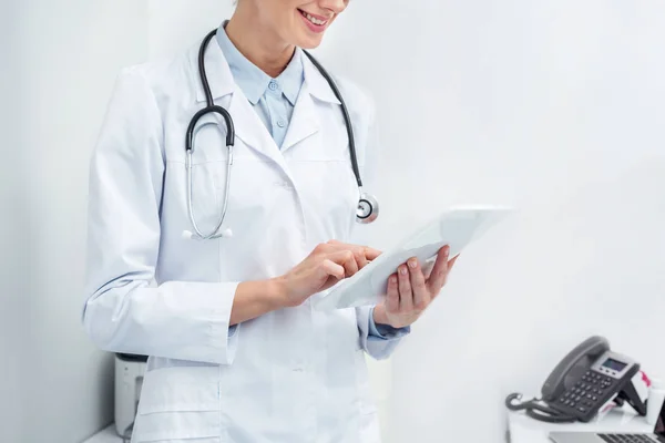 Médico femenino usando tableta digital - foto de stock