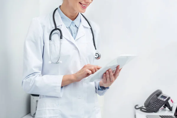 Médecin féminin utilisant une tablette numérique — Photo de stock