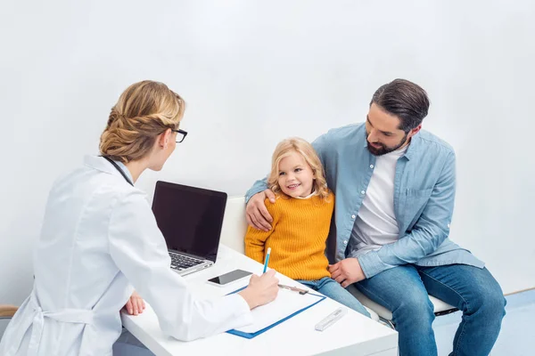 Man with his daughter visiting pediatrist — Stock Photo