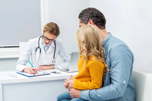 Mann mit Tochter zu Besuch beim Kinderarzt — Stockfoto