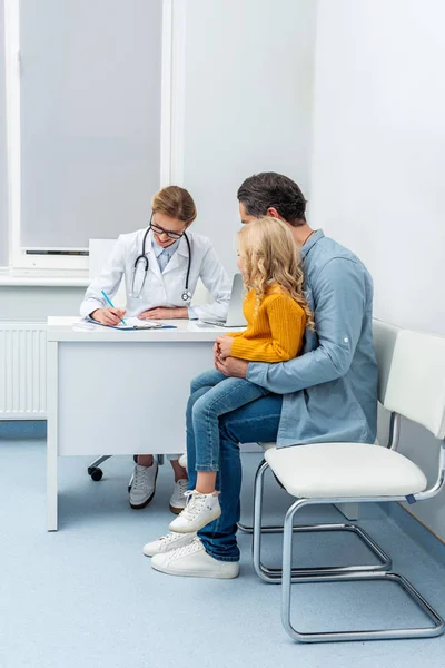 Man with his daughter visiting pediatrist — Stock Photo