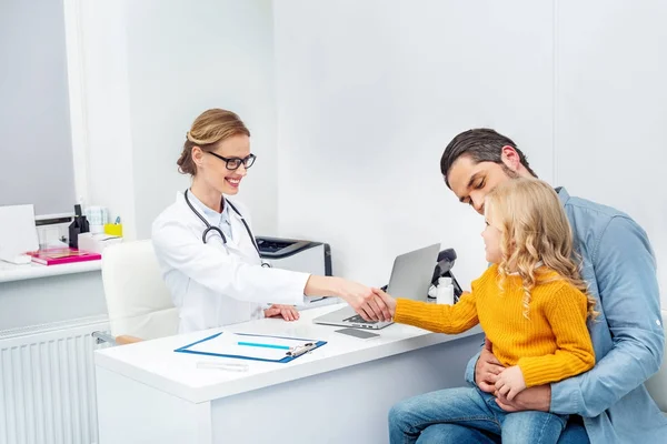 Docteur serrant la main de la petite fille — Photo de stock