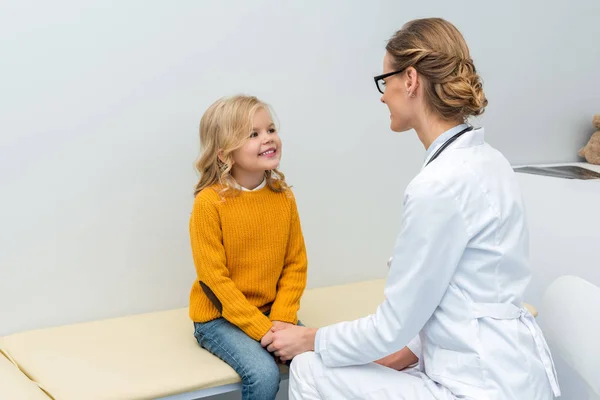 Жінка-лікар з маленькою дівчинкою — стокове фото