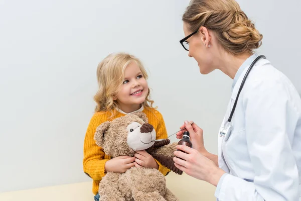 Pediatrician — Stock Photo