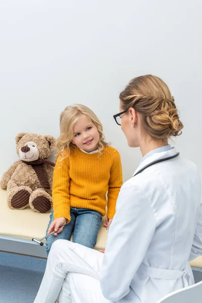 Fille faire un examen neurologique pour le médecin — Photo de stock