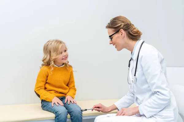 Médico fazendo exame de neurologia para a menina — Fotografia de Stock