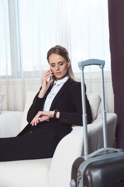 Donna d'affari con smartphone in camera d'albergo — Foto stock