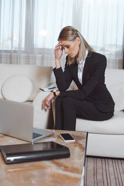 Müde Geschäftsfrau im Hotelzimmer — Stockfoto