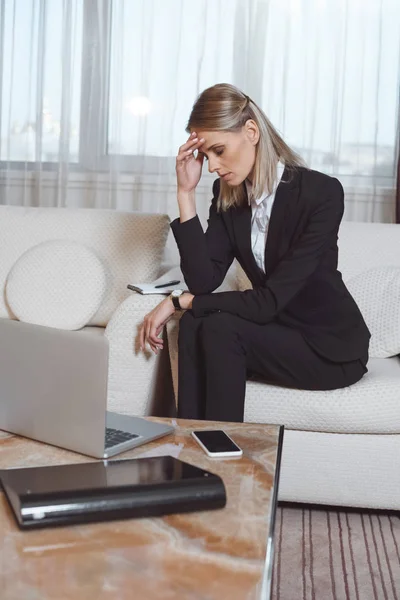 Mujer de negocios cansada en habitación de hotel - foto de stock