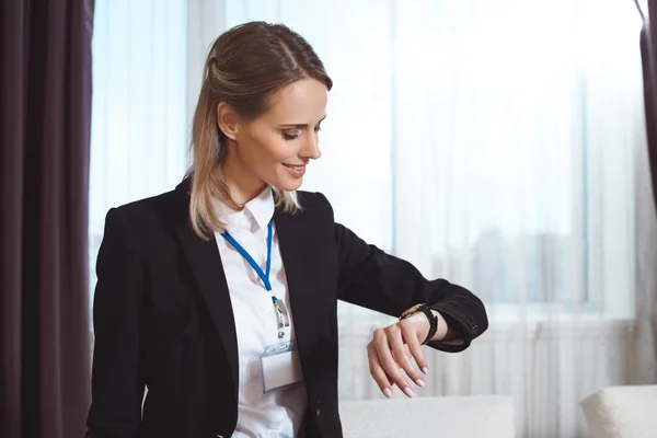 Geschäftsfrau überprüft Armbanduhr — Stockfoto