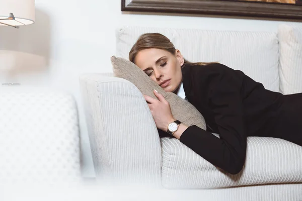 Mujer de negocios cansada en habitación de hotel - foto de stock