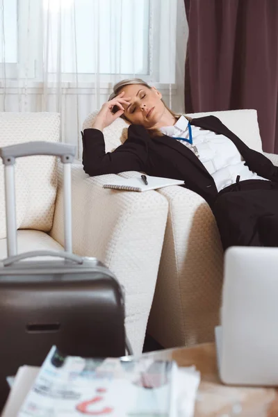 Femme d'affaires fatiguée dans la chambre d'hôtel — Photo de stock