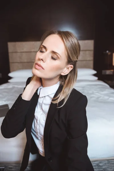 Втомлена бізнес-леді в готельному номері — стокове фото