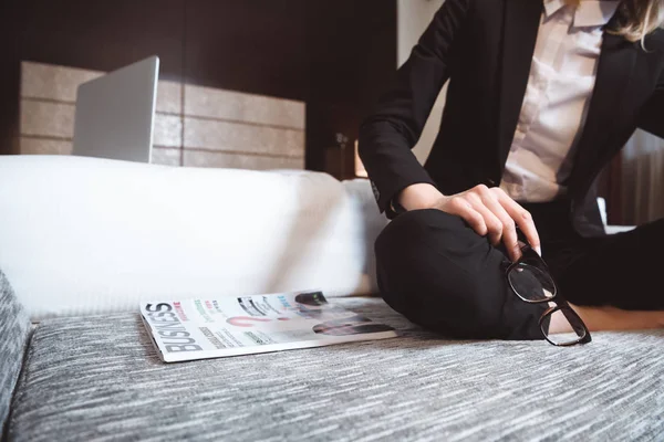 Geschäftsfrau liest Magazin im Hotel — Stockfoto