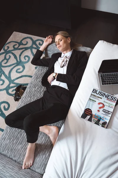 Empresaria durmiendo en habitación de hotel - foto de stock