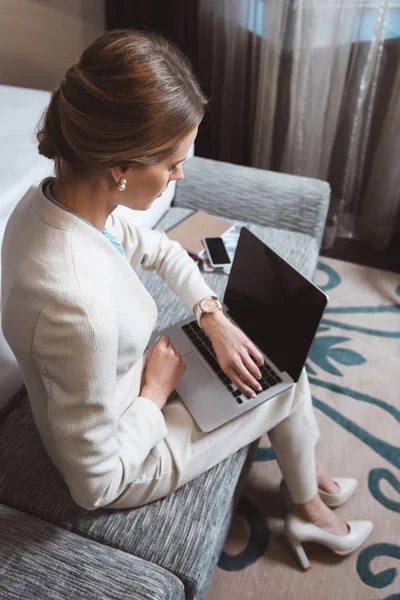 Donna d'affari che utilizza il computer portatile in camera d'albergo — Foto stock