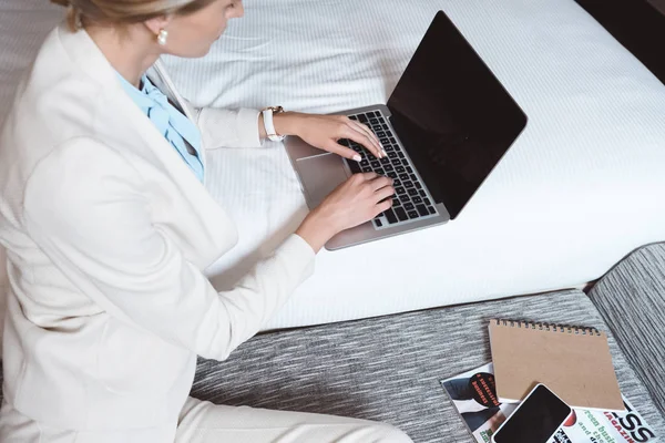 Empresária usando laptop no quarto de hotel — Fotografia de Stock