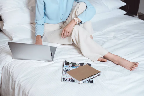Empresária usando laptop no quarto de hotel — Fotografia de Stock