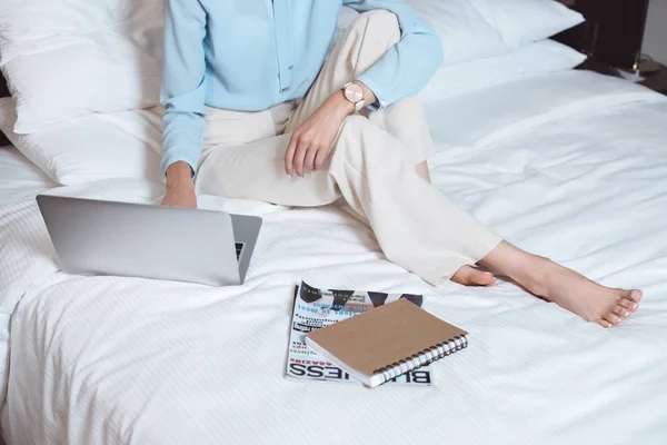 Businesswoman using laptop in hotel room — Stock Photo