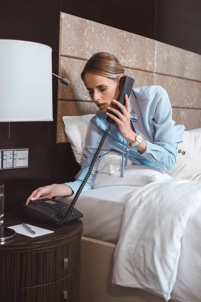 Mujer de negocios hablando por teléfono en el hotel - foto de stock