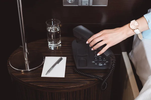 Donna d'affari che parla per telefono in hotel — Foto stock