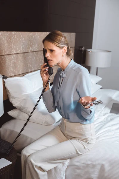 Mujer de negocios hablando por teléfono en el hotel - foto de stock