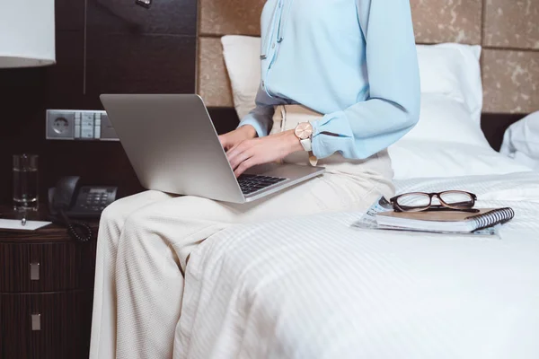 Businesswoman using laptop in hotel room — Stock Photo