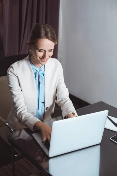 Деловая женщина с ноутбуком в гостиничном номере — стоковое фото