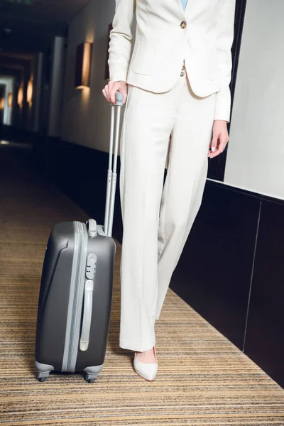 Бизнесвумен с чемоданом в отеле — стоковое фото