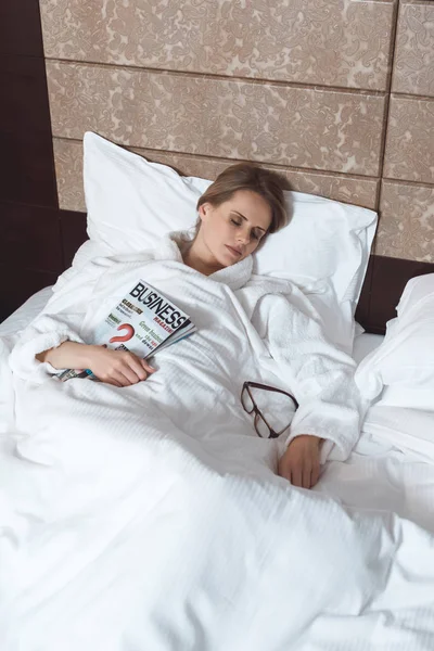 Femme avec magazine dormir au lit — Photo de stock