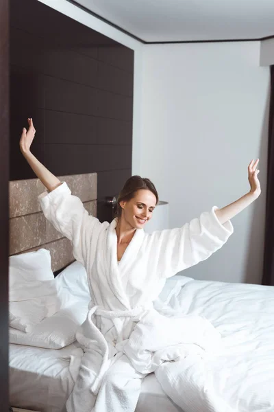 Жінка прокидається в готельному номері — стокове фото