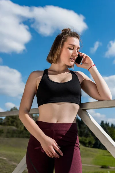 Mulher falando por telefone após o treino — Fotografia de Stock