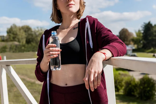 Mujer relajante después del entrenamiento - foto de stock