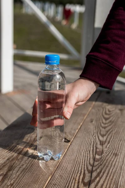 Mujer sosteniendo botella de agua - foto de stock