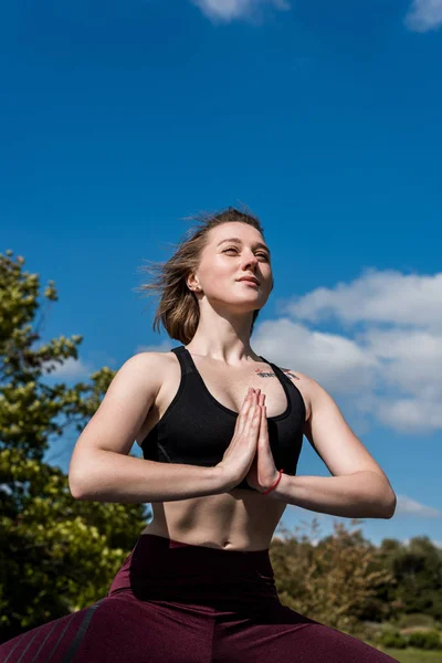 Donna che pratica yoga all'aperto — Foto stock