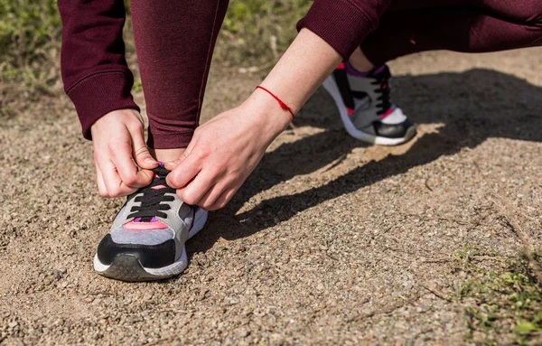 Frau schnürte Schuh — Stockfoto